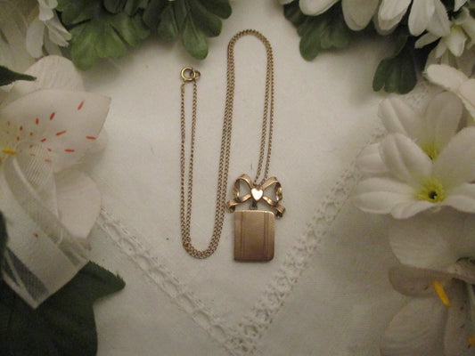 A Vintage 9ct Gold Locket and Chain,